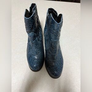 Elegant Embossed Ankle Boots in Deep Blue